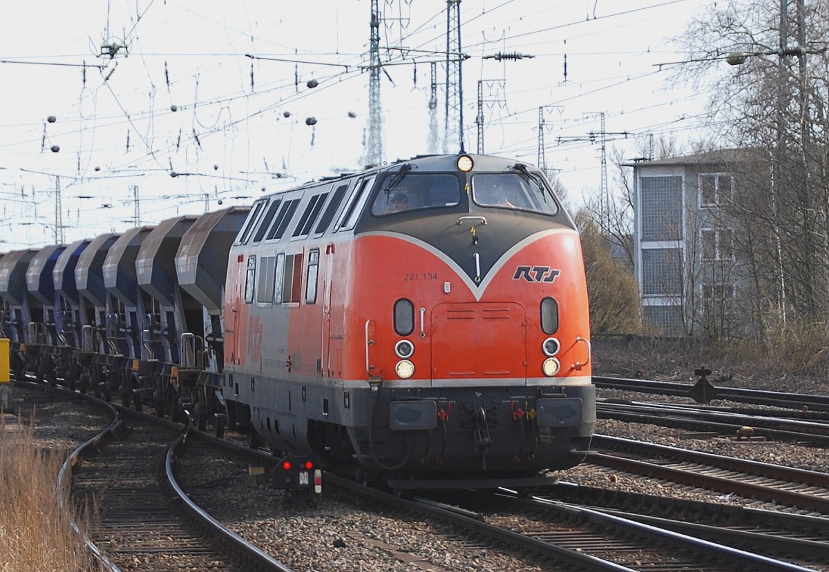 221 134-0 kommt vom Güterverteilzentrum in Hamm mit einem Erzzug in Richtung Osten. Am 13.04.2013.