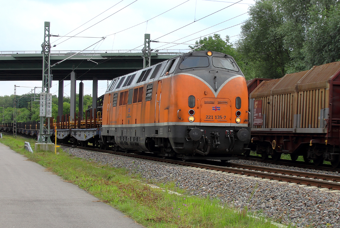 221 135-7 Bocholter Eisenbahngesellschaft / zwischen Karlsruhe-Durlach und Güterbahnhof Karlsruhe / 06.08.2014