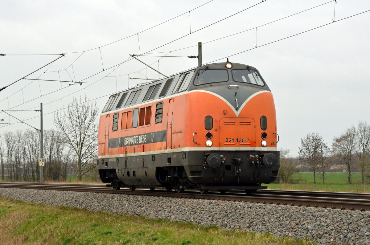 221 135 der Bahnlogistik24 rollte am 06.04.22 als Leerfahrt durch Braschwitz Richtung Magdeburg.