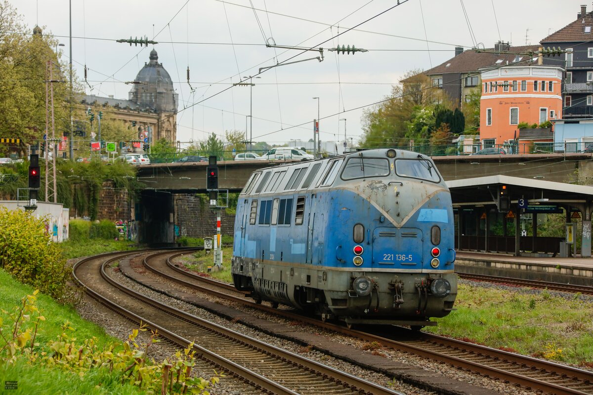 221 136-5 in Wuppertal, April 2024.