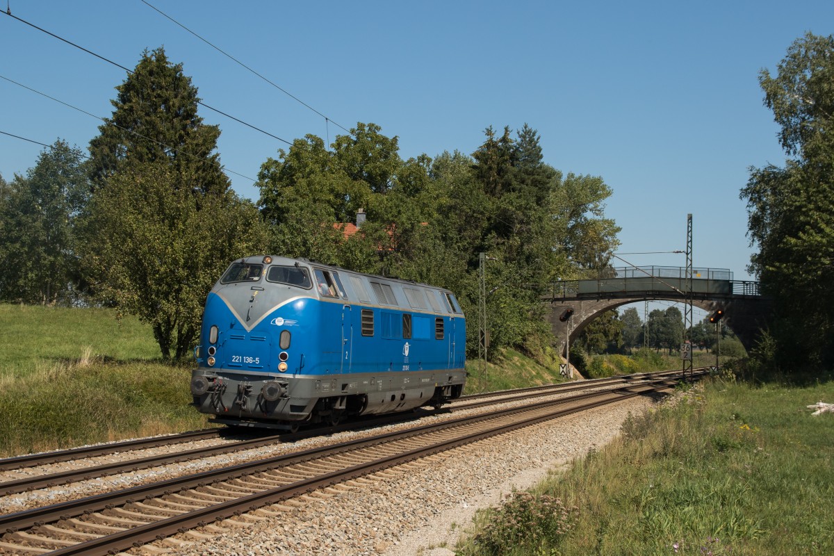 221 136 der EGP als Lz am 29. August 2015 bei Übersee.