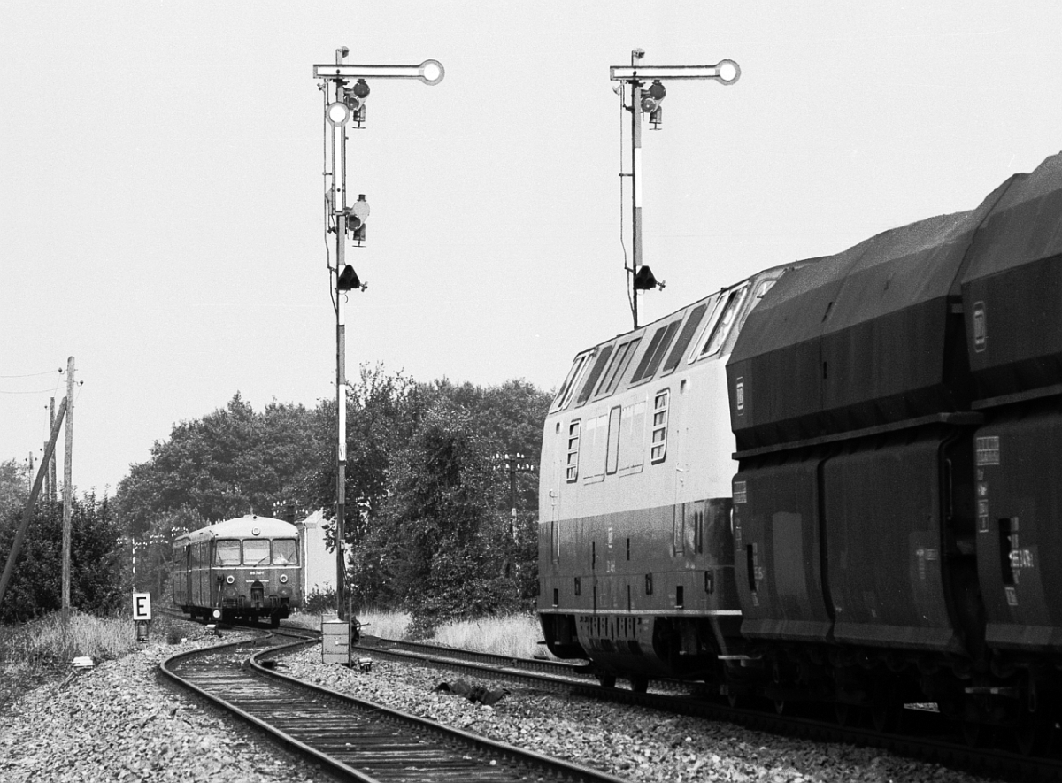221 142 wartet in Lembeck, Strecke Dorsten - Coesfeld, auf Kreuzung mit einer 515+815 Garnitur (8.8.1983). Heute liegt hier nur noch ein Gleis.