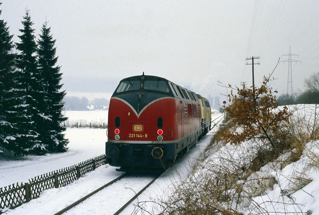 221 144 mit unbekannter 216 am 18.01.1987 im Werksgleis der RWK bei Lendringsen.