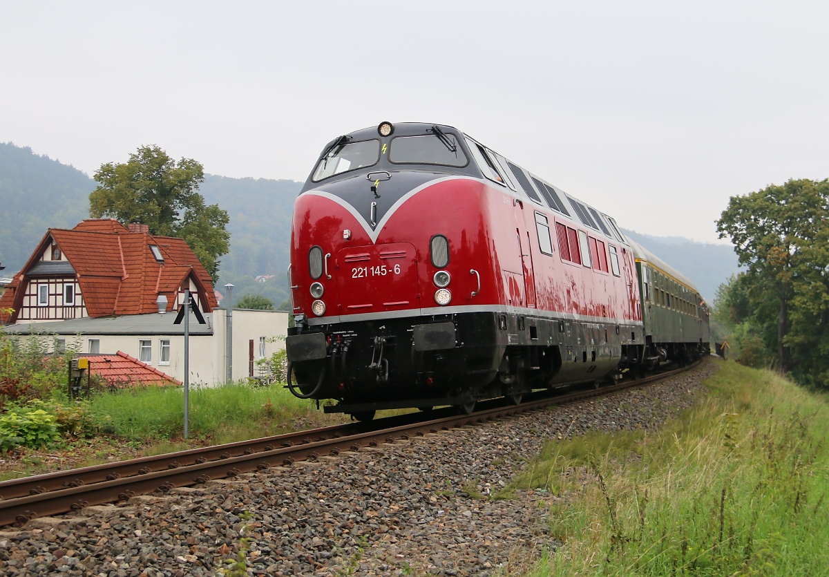 221 145-6 erreicht mit ihrem Sonderzug aus Köln anlässlich der XX. Meiniger Dampfloktage den Zielbahnhof Meiningen. Aufgenommen am 06.09.2014.