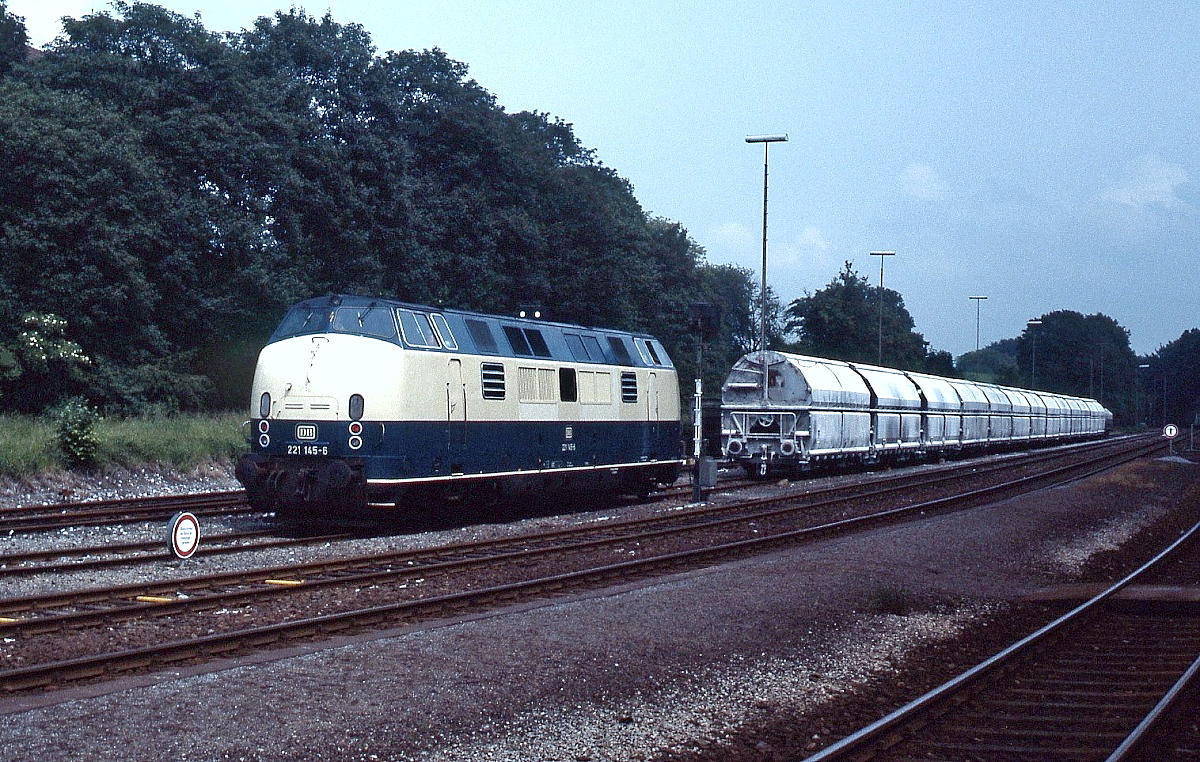 221 145-6 setzt sich Mitte der 1980er Jahre im Bahnhof Neanderthal vor einen Kalkzug. Die Lok wurde 1989 nach Griechenland verkauft und war dort für die OSE als A 423 Einsatz. 2002 kaufte sie die Prignitzer Eisenbahn, heute gehört sie Netinera.