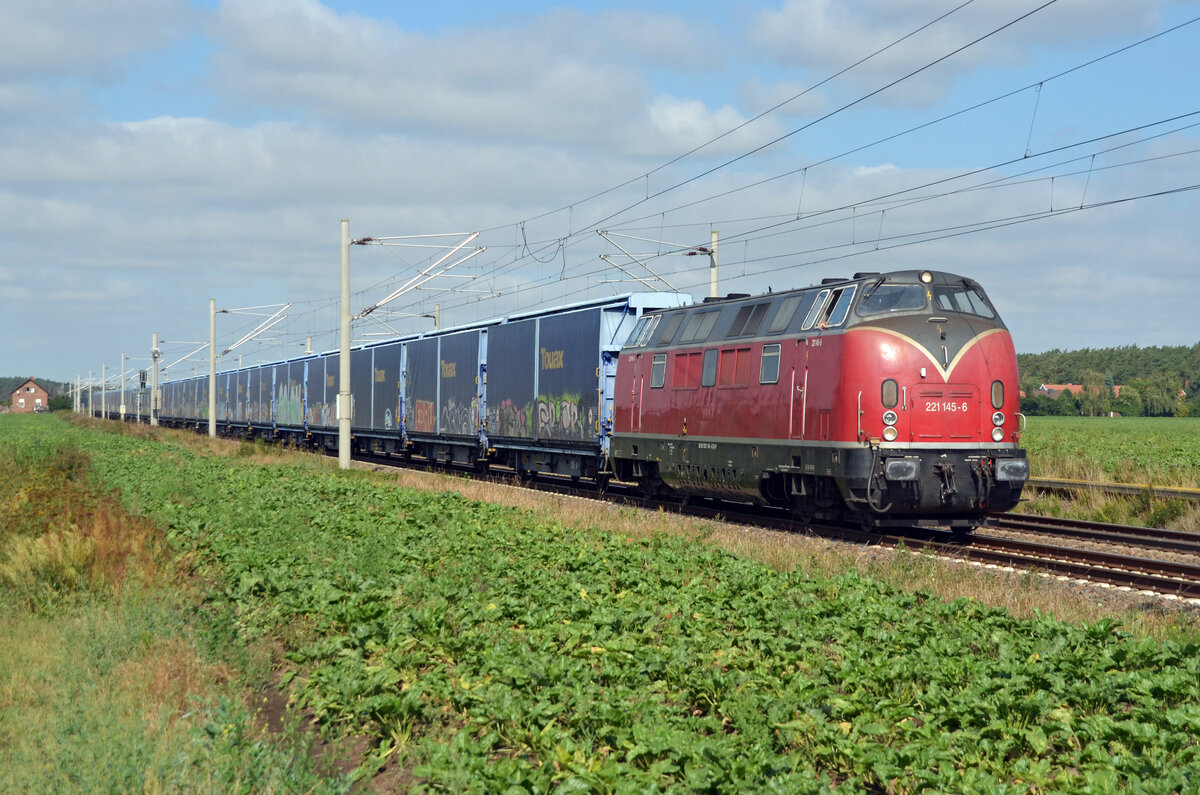 221 145 der EGP schleppte am 28.08.22 einen Schiebewandzug durch Rodleben Richtung Roßlau.