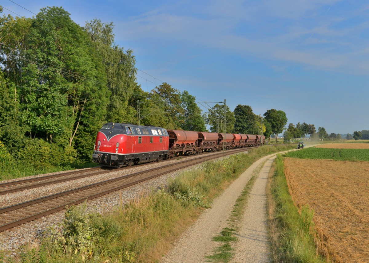 221 145 mit einem Schotterzug am 11.08.2015 bei Langenisarhofen. 
