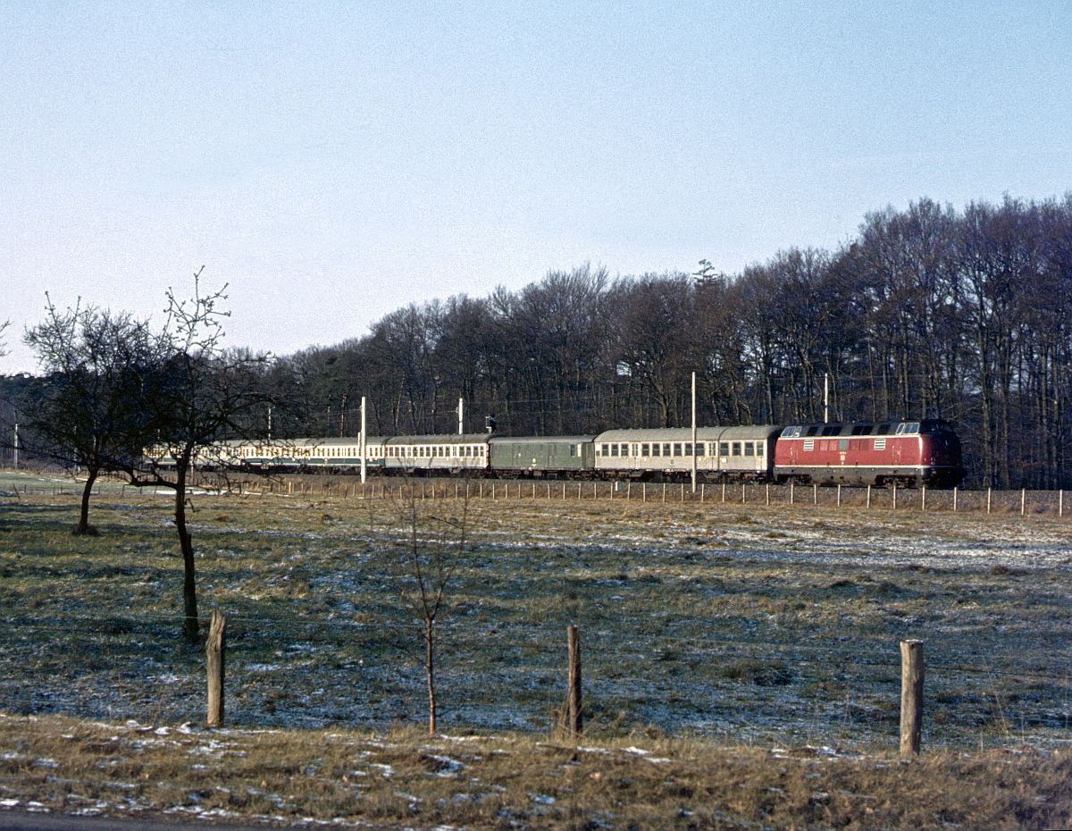 221 145 mit Schnellzug (ja, trotz der Silberlinge !) bei Hude (26.1.1980)
Strecke Oldenburg - Bremen fehlt !?