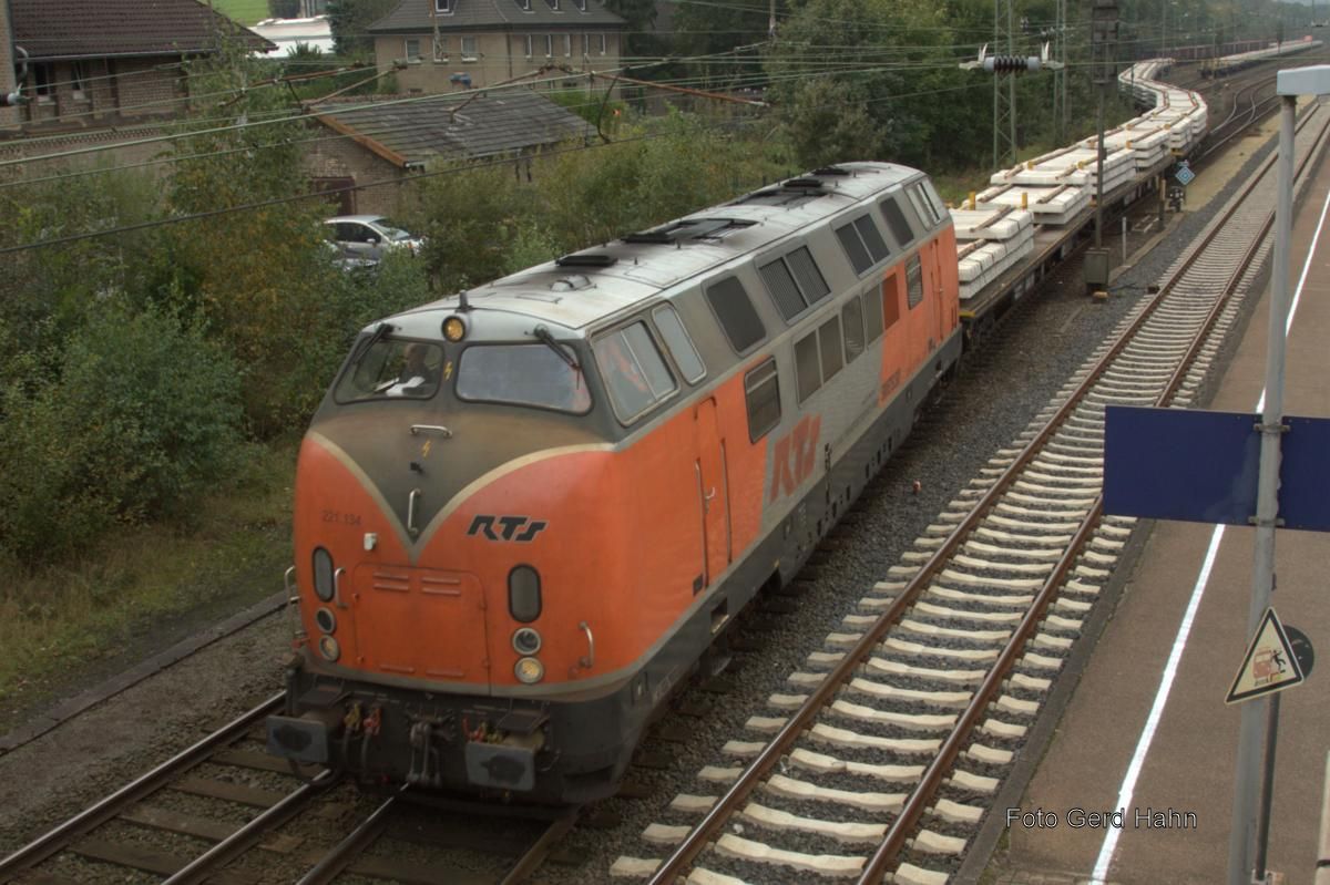 221134 rangiert einen langen Schwellenzug am 24.09.2014 im Bahnhof Hasbergen.
Die Aufnahme entstand von der Fußgängerbrücke bzw. dem Zugang zum Bahnsteig.