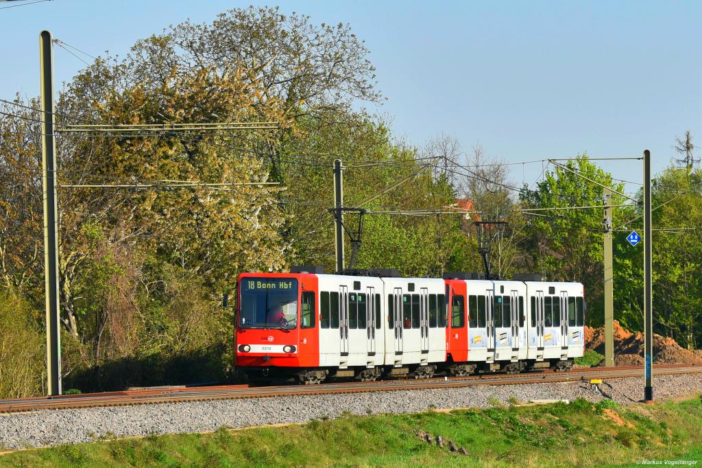 2213 fährt am 19.04.2019 vom neuen zweigleisigen Streckenabschnitt in Brühl Badorf in den bestehenden eingleisigen Streckenabschnitt nach Schwadorf ein.