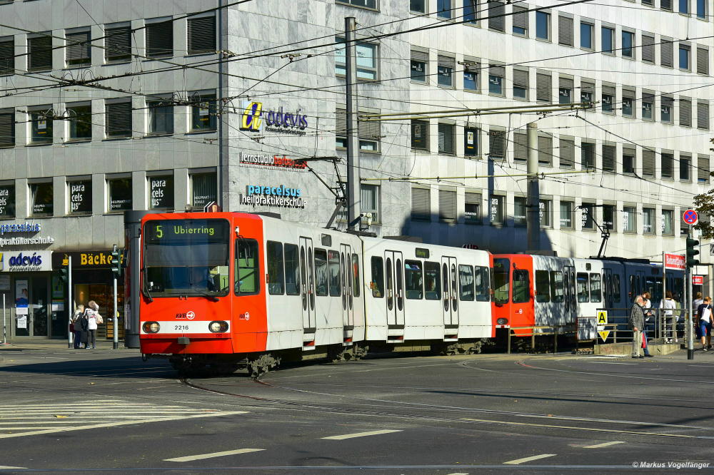 2216 als umgeleitete Linie 5 auf dem Weg zum Ubierring auf dem Barbarossaplatz am 13.10.2018.