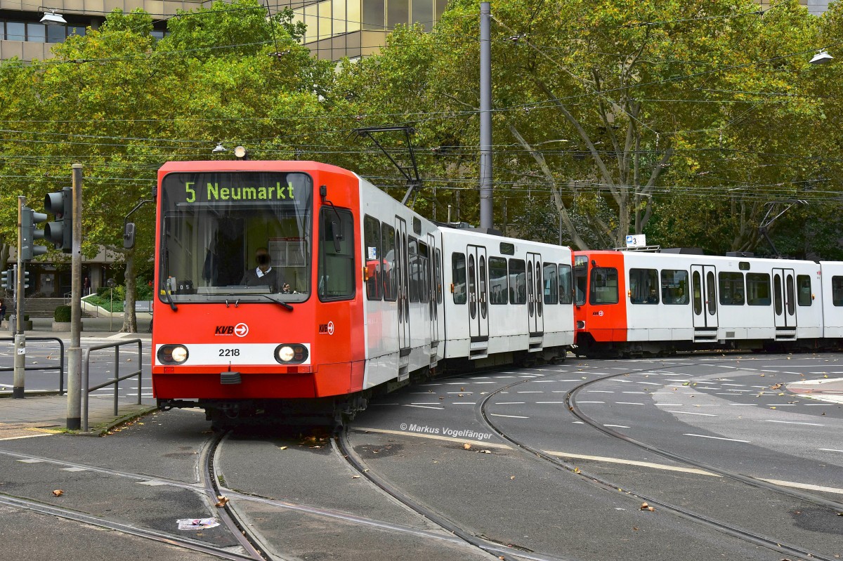 2218 als umgeleitete Linie 5 mit dem Fahrtziel  Neumarkt  auf der Kreuzung Aachener Str./Gürtel am 13.10.2014.