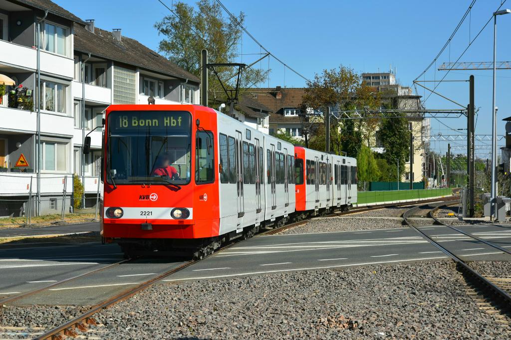 2221 auf dem neuen zweigleisigen Streckenabschnitt zwischen Brühl Mitte und Brühl Süd am 19.04.2019. 