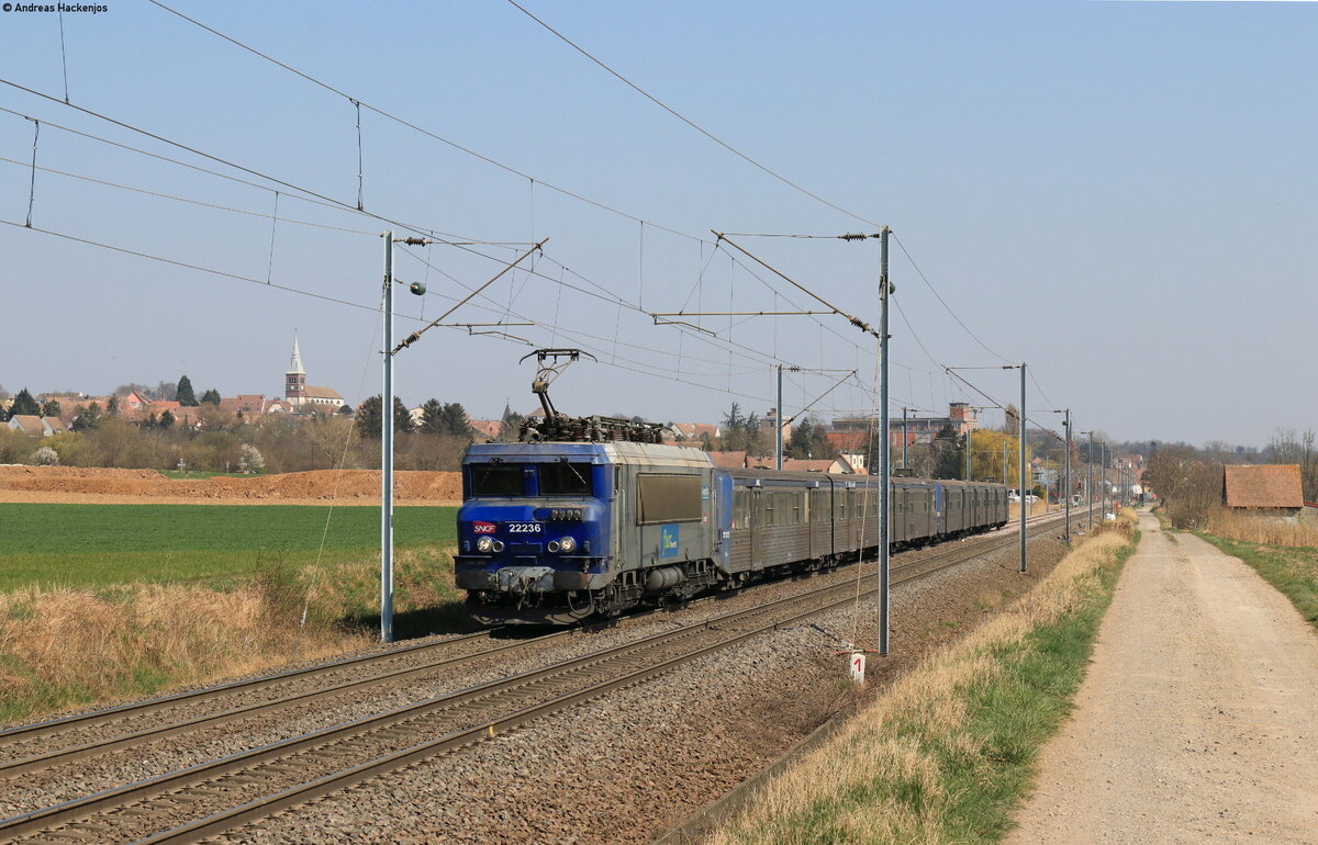 22236 mit dem TER 30116 (Strasbourg - Saverne) bei Hochfelden 23.3.22