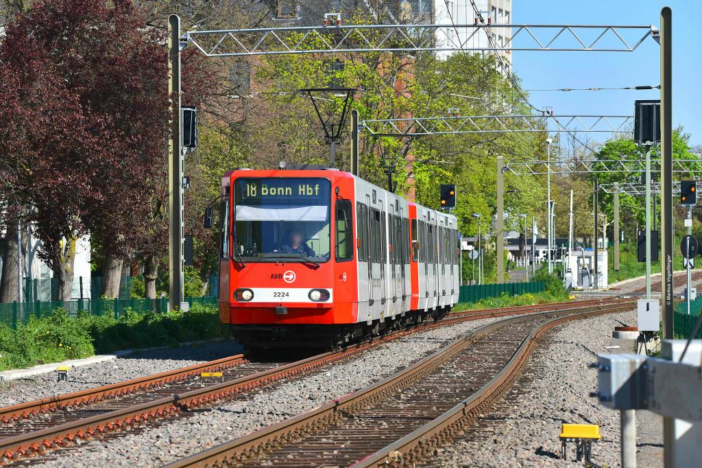 2224 auf dem neuen zweigleisigen Streckenabschnitt zwischen Brühl Mitte und Brühl Süd am 19.04.2019.