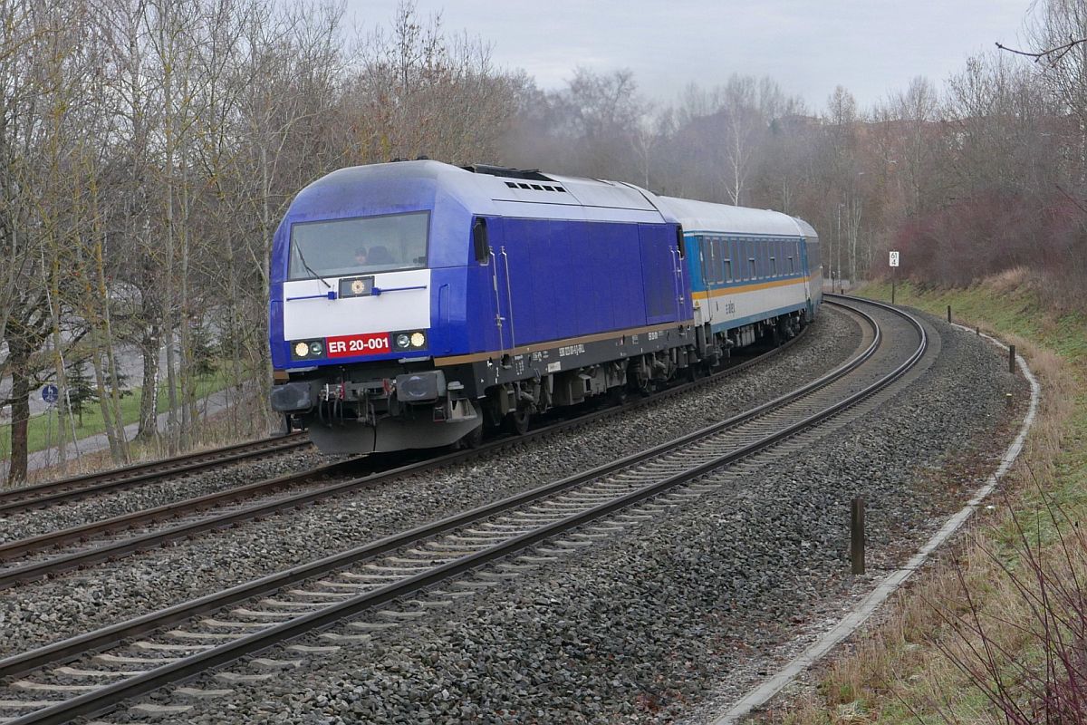 223 001-9 mit den Wagen des ALX 84138 von München nach Oberstdorf kurz vor der Einfahrt in den Bahnhof von Kempten (Allgaü) am 27.12.2018