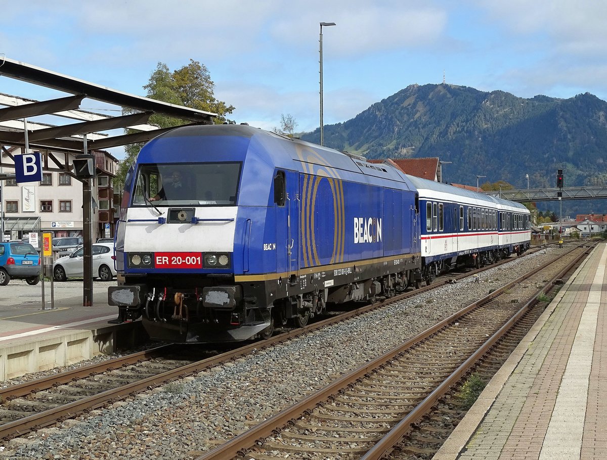 223 001 (ER20-001) 'Beacon-Lackierung' am 08.10.20 mit ALX nach Oberstdorf in Immenstadt.