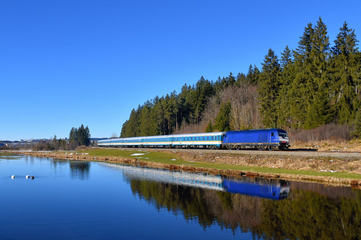 223 001 mit einem ALX am 25.12.2017 bei Ruderatshofen. 