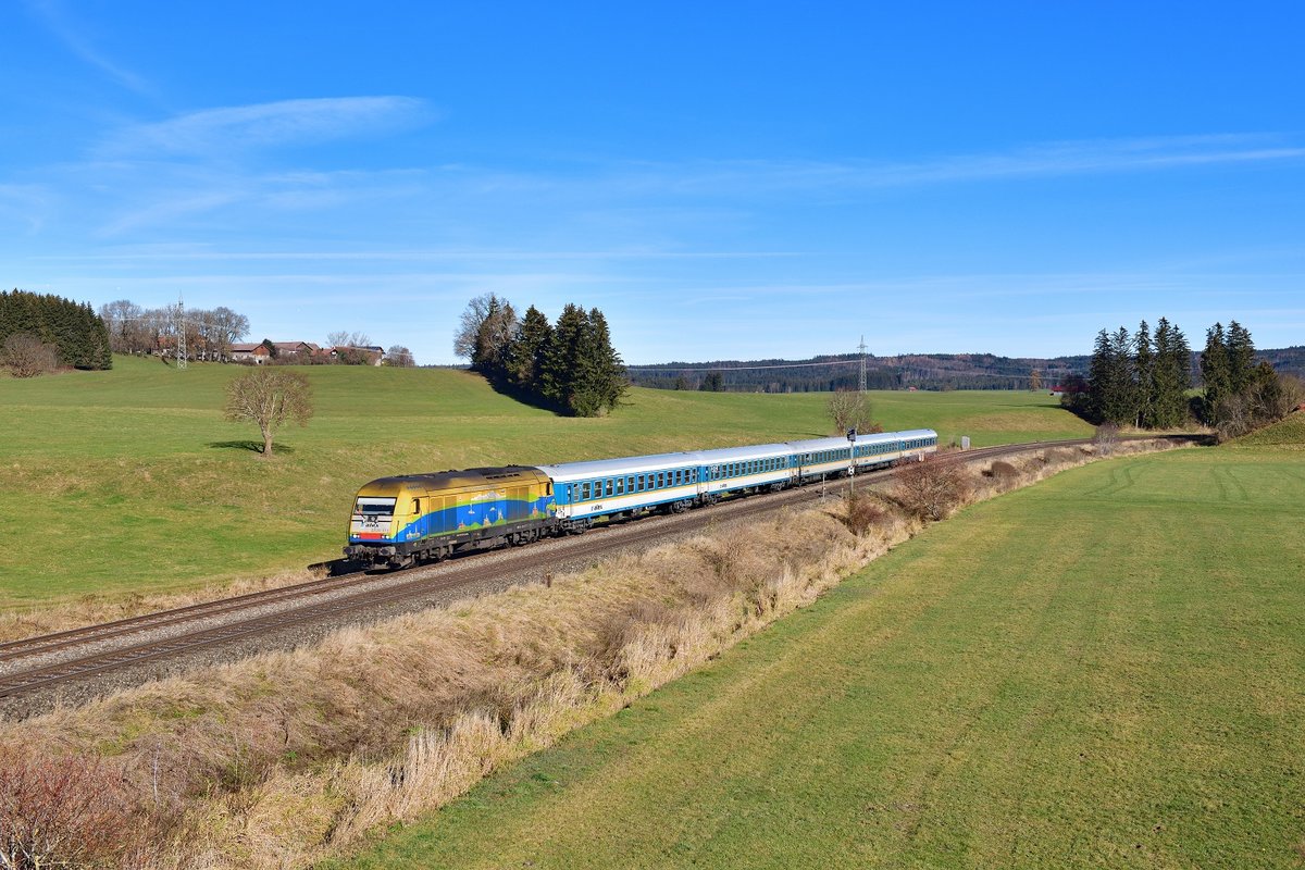 223 013 mit einem ALX am 18.11.2020 bei Görwangs.