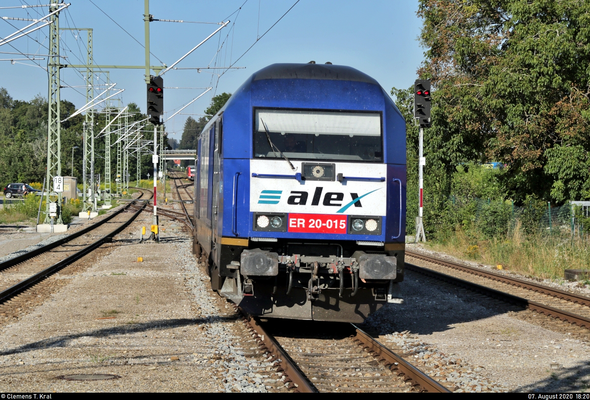 223 015-9 (Siemens ER 20-015) setzt im End- bzw. Startbahnhof Hergatz abweichend auf Gleis 2 an das andere Wagenende um. Der Zug hat wegen eines Lokschadens zu diesem Zeitpunkt bereits fünf Minuten Verspätung.
Aufgenommen am Ende des Bahnsteigs 2/3.

🧰 Beacon Rail Leasing Limited (BRLL), vermietet an Die Länderbahn GmbH (DLB | Regentalbahn AG (RAG) | Netinera Deutschland GmbH | Ferrovie dello Stato Italiane S.p.A.)
🚝 ALX84115 (alex süd) Hergatz–München Hbf Gl.27-36
🚩 Bahnstrecke München–Lindau (Allgäubahn (Bayern) | KBS 970)
🕓 7.8.2020 | 18:20 Uhr