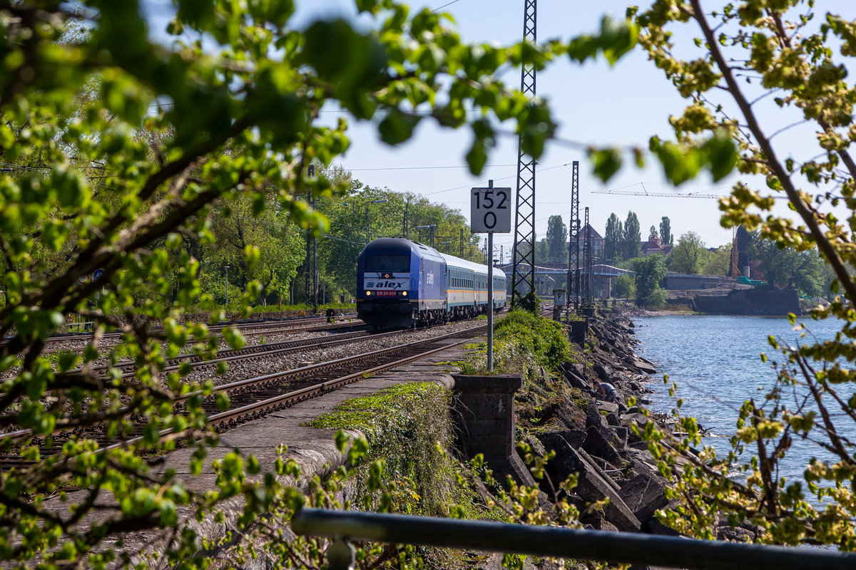 223 015 mit dem Alex auf dem Weg ins Allgäu. Auf dem Bahndamm Lindau. 1.5.19