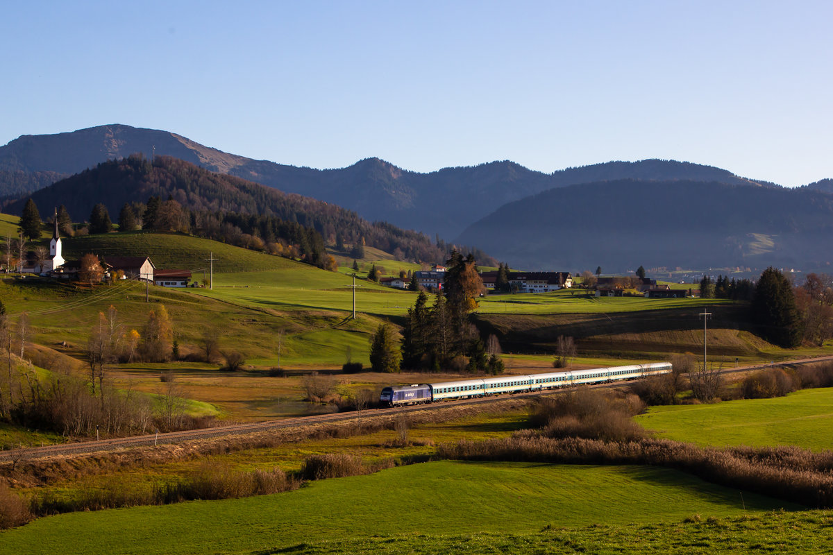 223 015 mit dem Alex bei Zell, kurz hinter Oberstaufen. 7.11.20