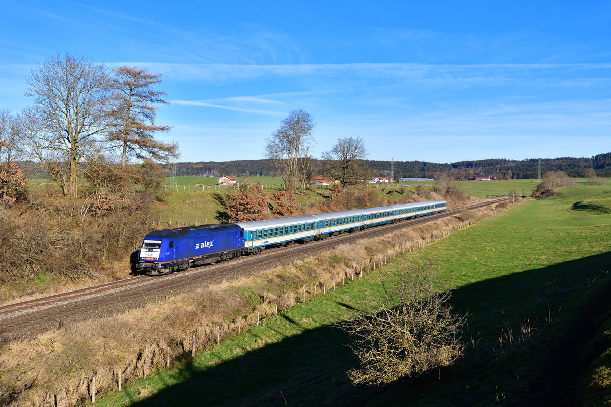 223 015 mit einem ALX am 18.11.2020 bei Görwangs.