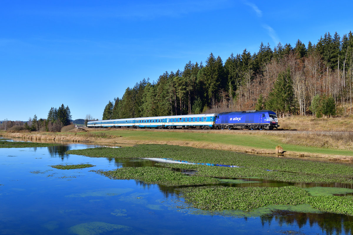 223 015 mit einem ALX am 18.11.2020 bei Ruderatshofen.