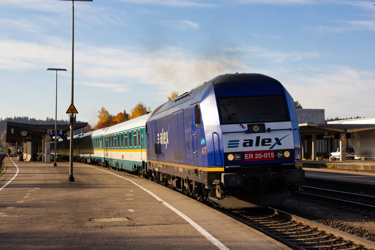 223 015 mit ihrem Alex in Kempten Bahnhof bei der Ausfahrt gen Buchloe. 31.10.20
