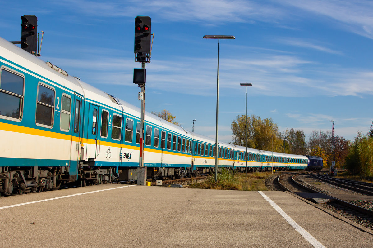 223 015 mit ihrem Alex in Kempten Bahnhof bei der Ausfahrt gen Buchloe. 31.10.20