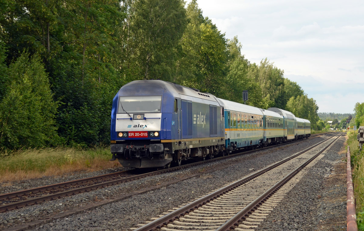 223 015, welcher bei Beacon Rail Leasing angemietet wurde, führte am Abend des 17.06.18 einen Alex von Hof nach München durch Martinlamitz. Der Hercules wird in Regensburg den Zug an einen Taurus übergeben.