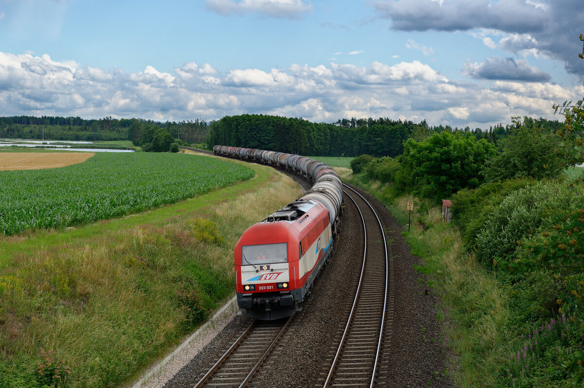 223 031 EVB mit einem Kesselwagenzug bei Oberteich nach Cheb, 11.07.2020