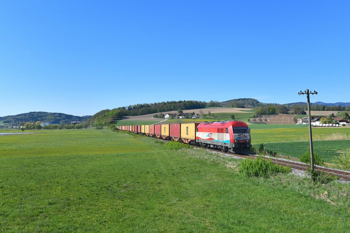 223 031 mit DGS 41888 am 20.04.2019 bei Hengersberg. 
