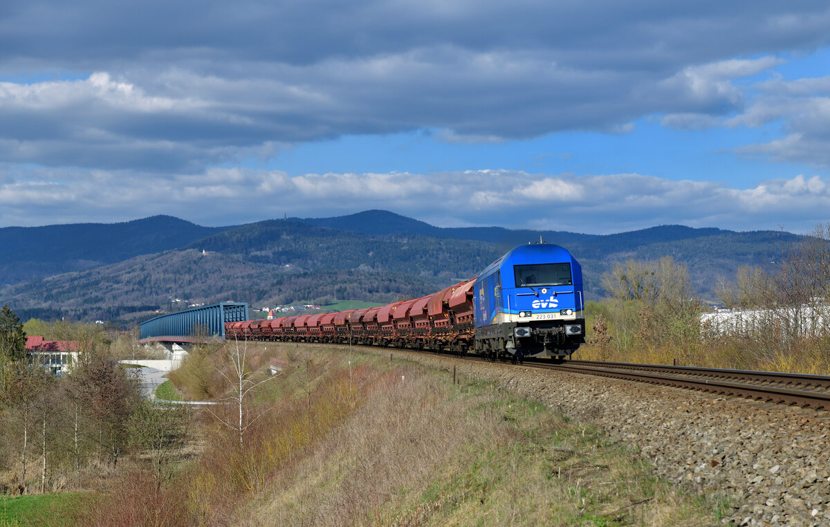223 031 mit einem Düngerzug am 05.04.2023 bei Deggendorf.