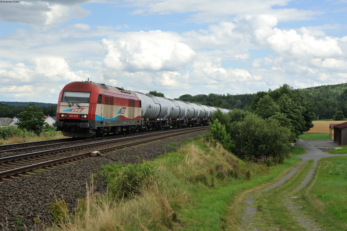 223 032 der EVB mit einem Kesselzug aus Richtung Ingolstadt Richtung Cheb (Eger) bei Pechbrunn, 30.07.2016