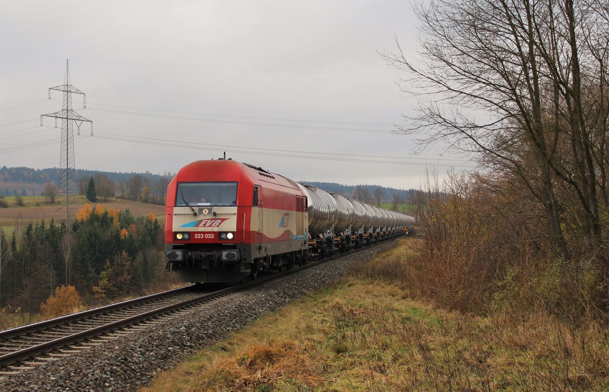 223 032 (EVB) zu sehen mit einem Kesselzug an 16.11.17 bei Seußen.