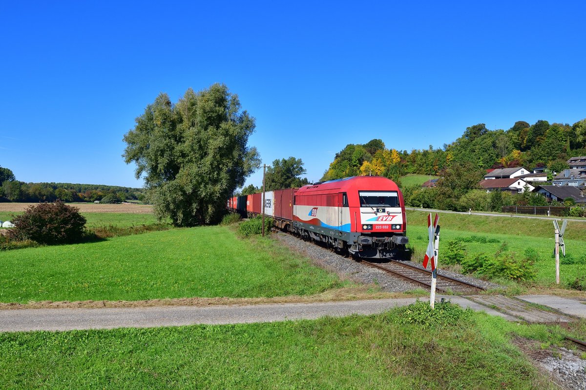 223 032 mit einem Containerzug am 29.09.2019 bei Halbmeile.