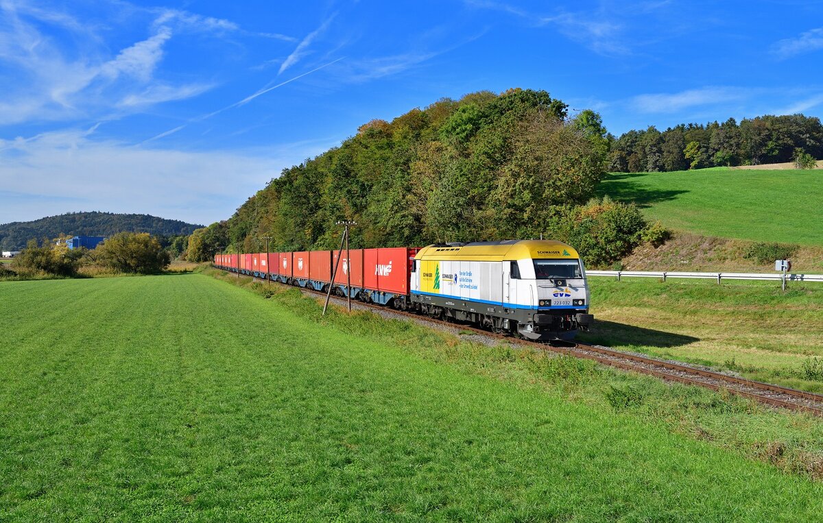 223 032 mit einem Containerzug am 13.10.2023 bei Hengersberg. 