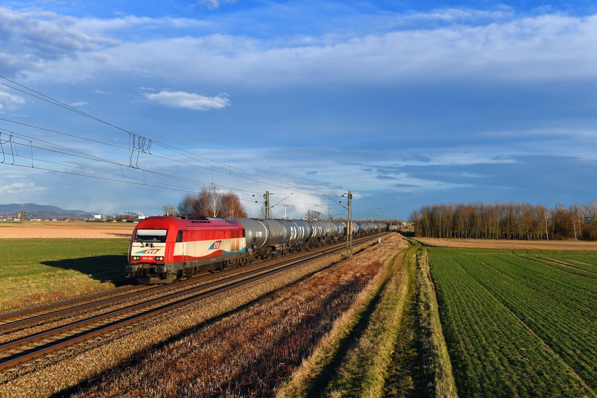 223 032 mit einem Kesselzug am 13.03.2019 bei Stephansposching. 