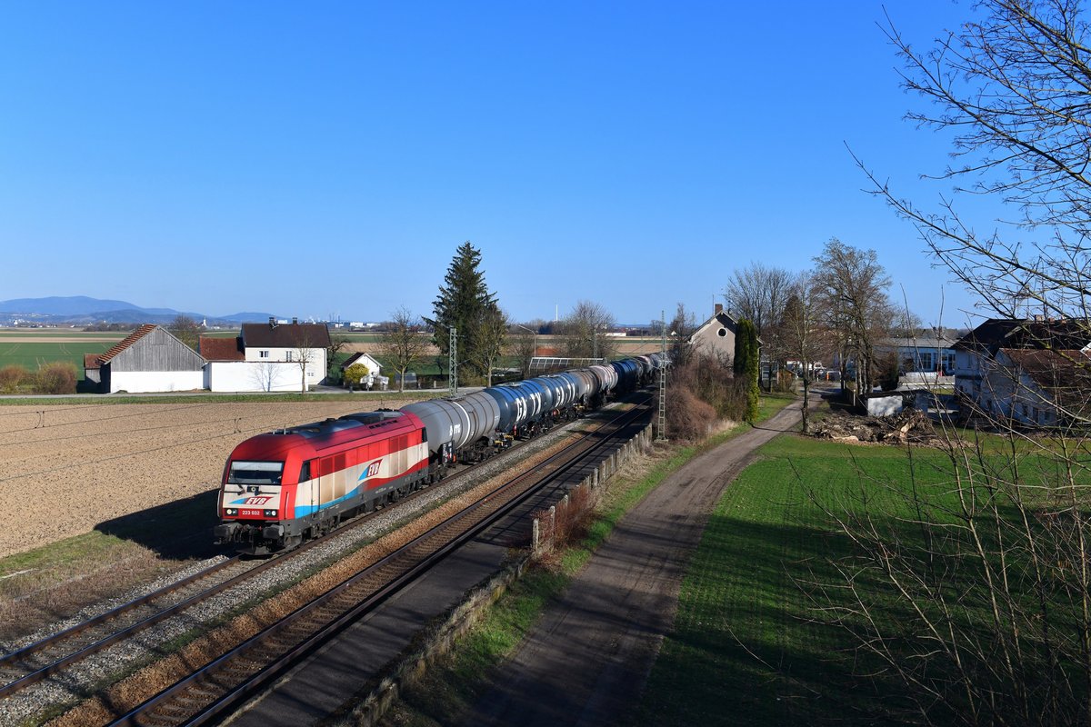 223 032 mit einem Kesselzug am 20.03.2019 bei Stephansposching. 