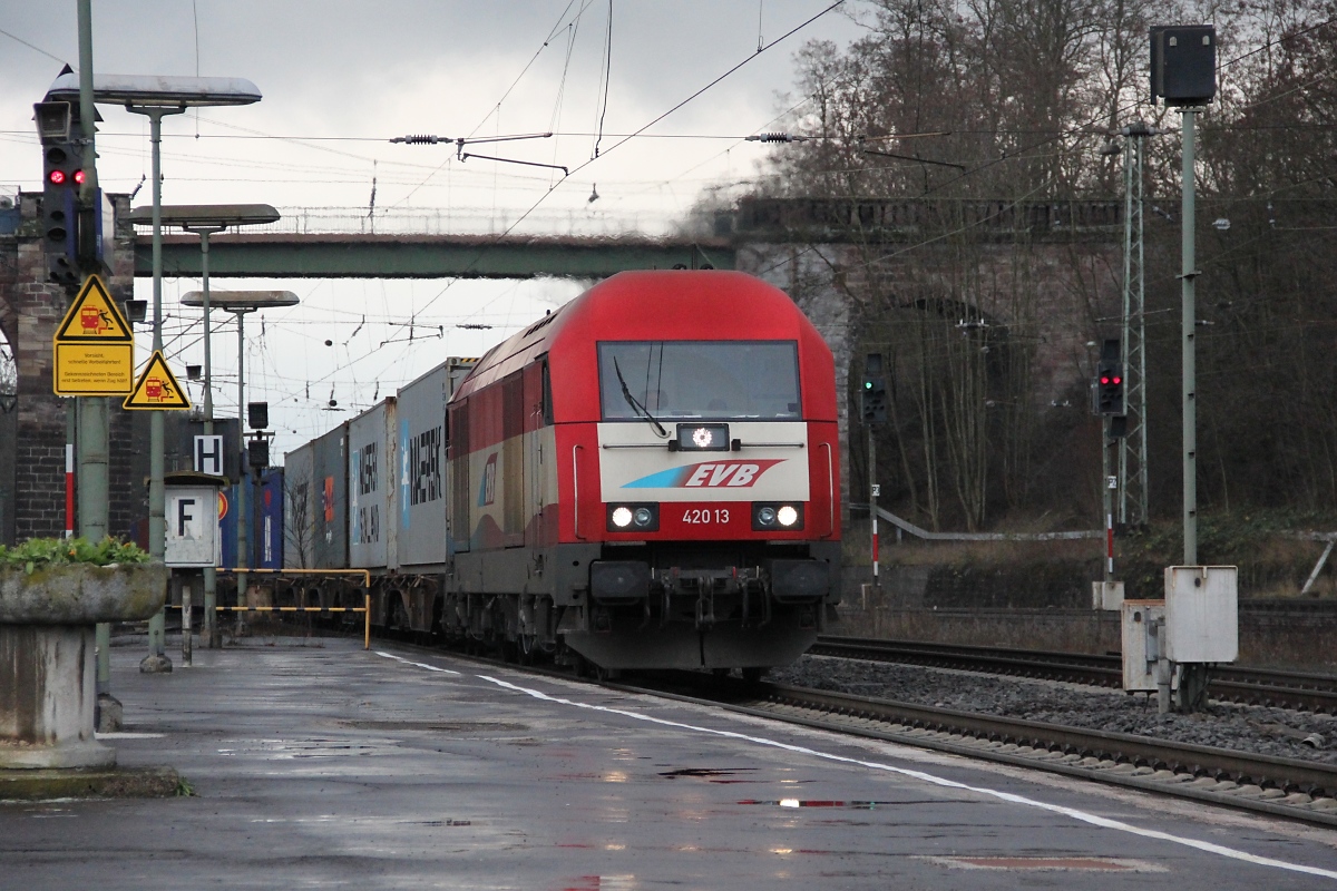 223 033-3 (420 13) der EVB mit Containerzug in Fahrtrichtung Norden. Aufgenommen am 19.12.2013 in Eichenberg.