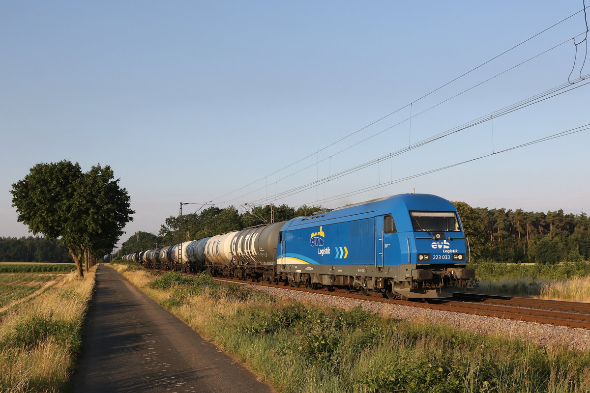 223 033 mit einem Kesselwagenzug am 27. Juni 2020 bei Dörverden.