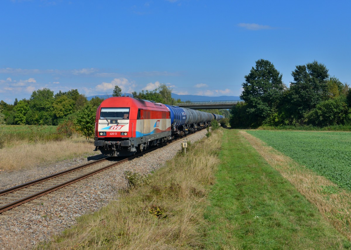 223 033 mit einem Kesselzug am 11.09.2015 bei Pankofen. 