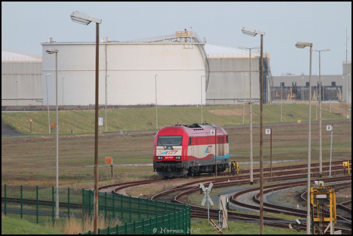 223 034 der EVB wartet auf die Abfertigung ihres Kesselwagenzuges auf der Tankfarm in Wilhelmshaven.  12/12/2015