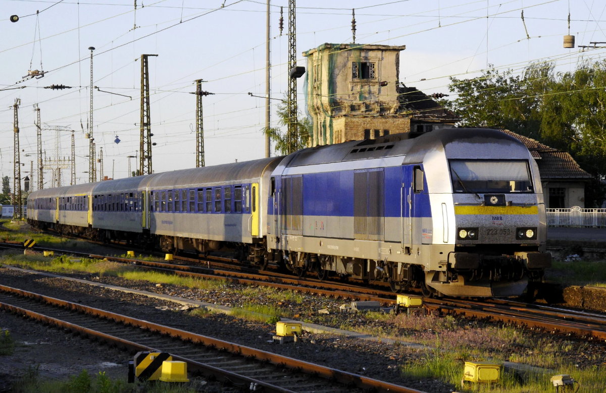 223 053 fährt mit ihrem 5-Wagen-Zug in den Leipziger Hbf ein. Angestrahlt von der frühsommerlichen Abendsonne wird der RE 6 für die nächste Fahrt nach Chemnitz bereitgestellt (13.5.18).