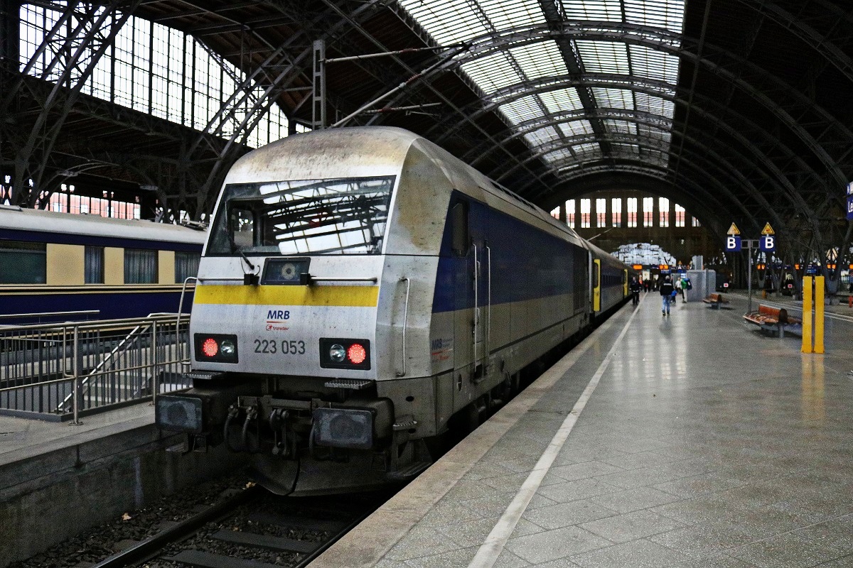 223 053 (Siemens ER20) von Transdev Regio Ost als verspäteter RE 81295 (RE6) von Chemnitz Hbf hat seinen Endbahnhof Leipzig Hbf auf Gleis 23 erreicht. [31.10.2017 | 12:38 Uhr]