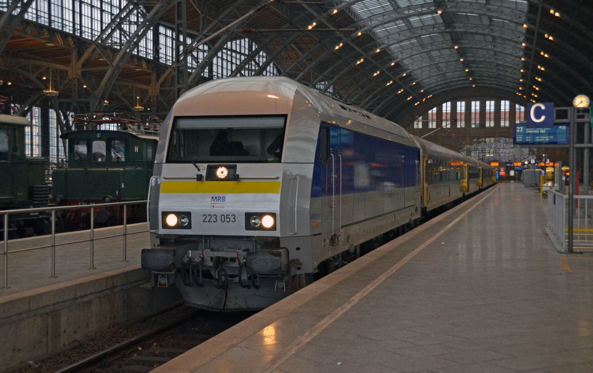 223 053 wartet am 19.03.16 in der Halle des Leipziger Hbf auf die Abfahrt seiner MRB nach Chemnitz.