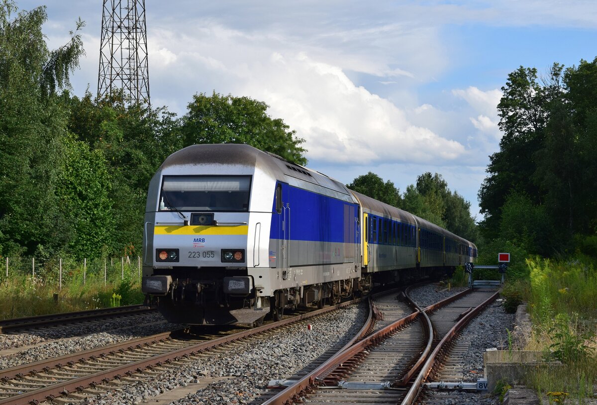 223 055 durcheilt den Oberen Bahnhof Wittgensdorf auf den Weg nach Chemnitz.

Wittgensdorf 08.08.2021