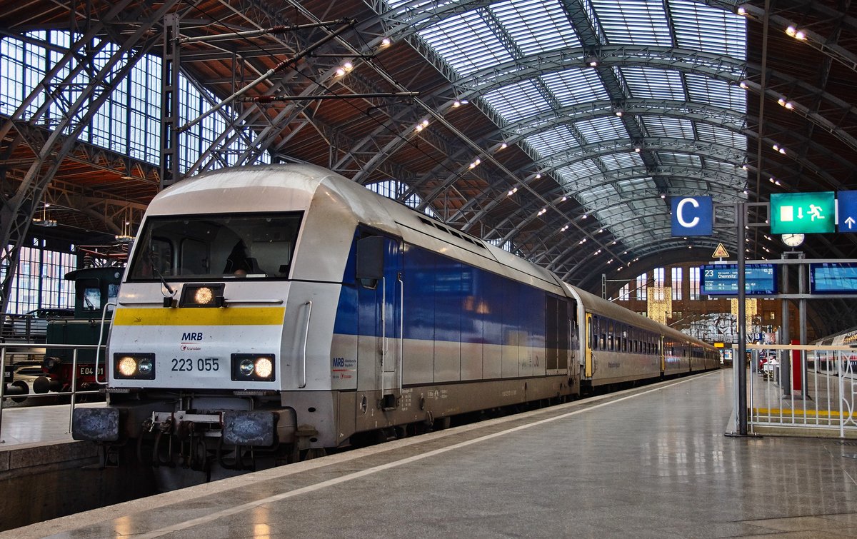 223 055 steht als RE 6 nach Chemnitz am 24.11.16 im Hbf. von Leipzig abfahrbereit.