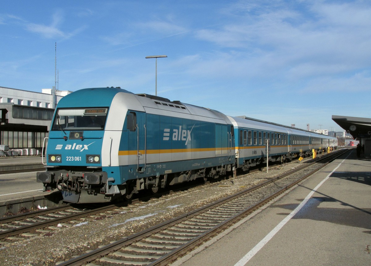 223 061 mit Alex 84146/84166 am 17.12.2013 im Bahnhof Kempten.